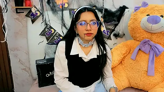 Snapshot of VioletxBloom chatting on 29, 10, 2025 VioletxBloom online show from 29, 10, 2025