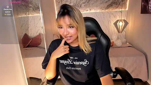 Snapshot of Emilly_mell chatting on 17, 10, 2025 Emilly mell online show from 17, 10, 2025