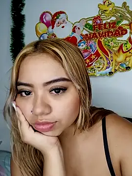 Snapshot of Emily__Hott chatting on 19, 12, 2025 Emily Hott online show from 19, 12, 2025