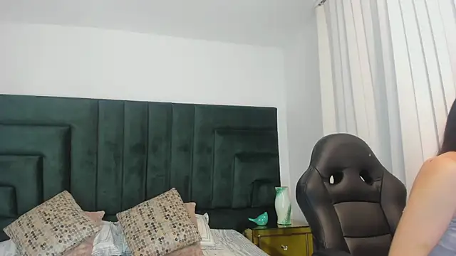 SaraWagner  online show from 28, 10, 2025