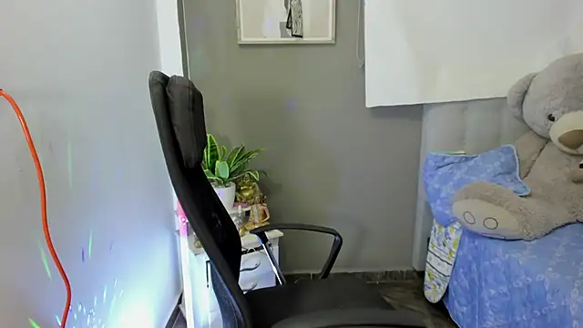 Allison 19   online show from 15, 11, 2025