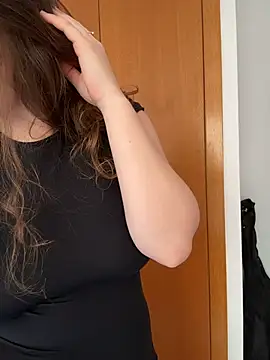 Snapshot of TenderLaGlamor chatting on 4, 3, 2026 TenderLaGlamor online show from 4, 3, 2026