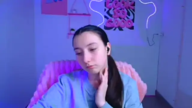 Snapshot of ScarlettVibe_ chatting on 27, 10, 2025 ScarlettVibe  online show from 27, 10, 2025