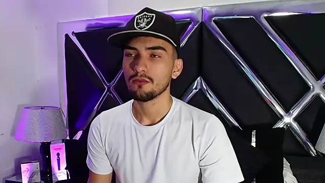 AlekRuizx online show from 10, 10, 2025