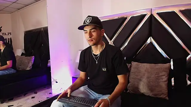 AlekRuizx online show from 17, 10, 2025