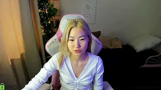 Snapshot of Aisi_18 chatting on 25, 9, 2025 Aisi 18 online show from 25, 9, 2025