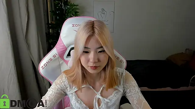 Snapshot of Aisi_18 chatting on 22, 10, 2025 Aisi 18 online show from 22, 10, 2025