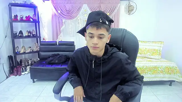 Snapshot of Aron_Boyy chatting on 11, 9, 2025 Aron Boyy online show from 11, 9, 2025