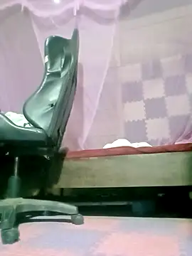 Snapshot of Surrilove chatting on 9, 4, 2026 Surrilove online show from 9, 4, 2026