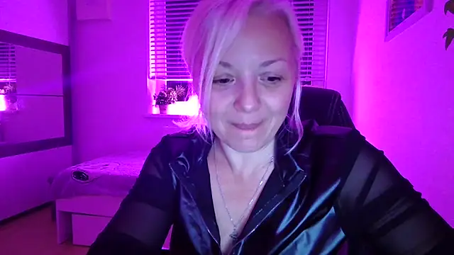 Snapshot of Linsy_Kim chatting on 28, 10, 2025 Linsy Kim online show from 28, 10, 2025