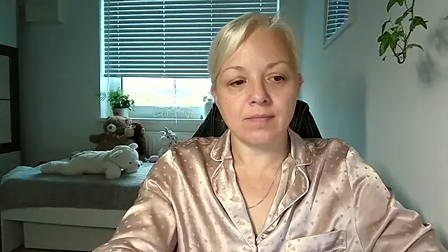 Snapshot of Linsy_Kim chatting on 15, 11, 2025 Linsy Kim online show from 15, 11, 2025