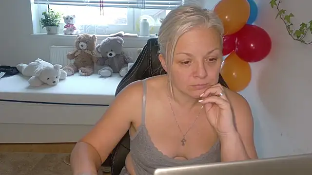 Snapshot of Linsy_Kim chatting on 14, 12, 2025 Linsy Kim online show from 14, 12, 2025