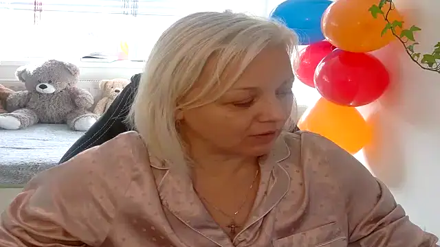 Snapshot of Linsy_Kim chatting on 18, 12, 2025 Linsy Kim online show from 18, 12, 2025