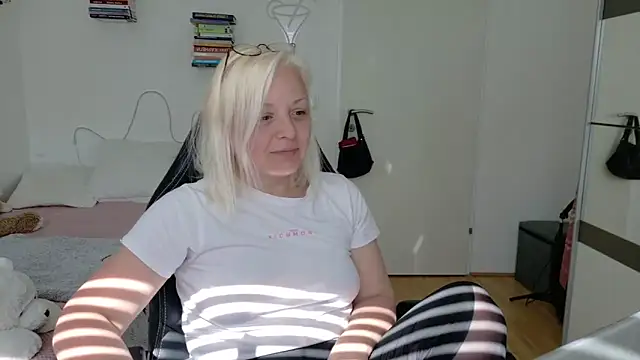 Linsy Kim online show from 23, 4, 2026