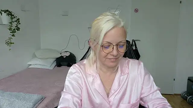 Linsy Kim online show from 13, 5, 2026