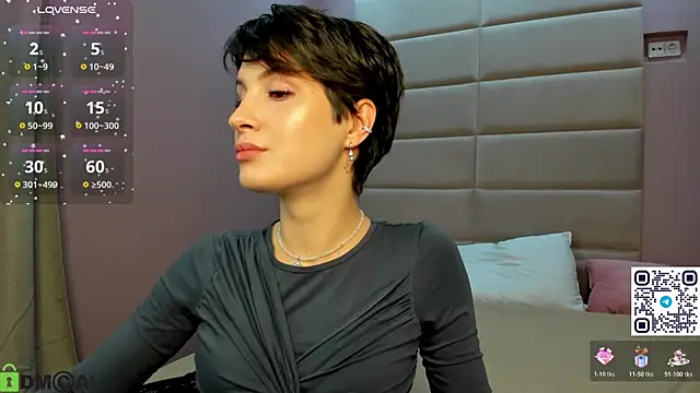 Adeline Perle online show from 17, 11, 2025