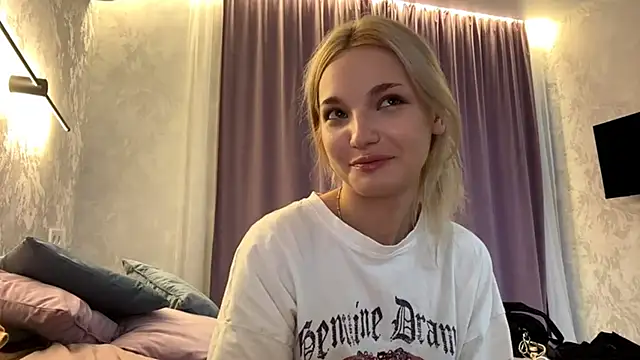 Snapshot of MycuteMolly chatting on 29, 9, 2025 MycuteMolly online show from 29, 9, 2025
