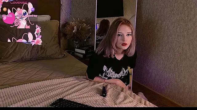 Snapshot of EsmeMayhem chatting on 19, 9, 2025 EsmeMayhem online show from 19, 9, 2025