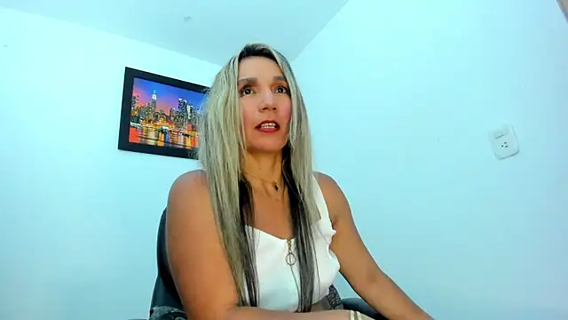 Snapshot of Ms_lunaRose chatting on 18, 10, 2025 Ms lunaRose online show from 18, 10, 2025
