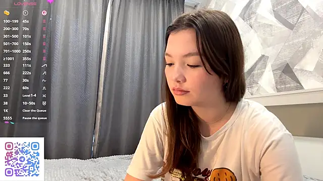 Snapshot of KiraVelvet chatting on 28, 10, 2025 KiraVelvet online show from 28, 10, 2025