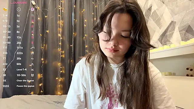 Snapshot of KiraVelvet chatting on 2, 12, 2025 KiraVelvet online show from 2, 12, 2025