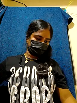 Snapshot of mini-queen chatting on 2, 4, 2026 mini-queen online show from 2, 4, 2026