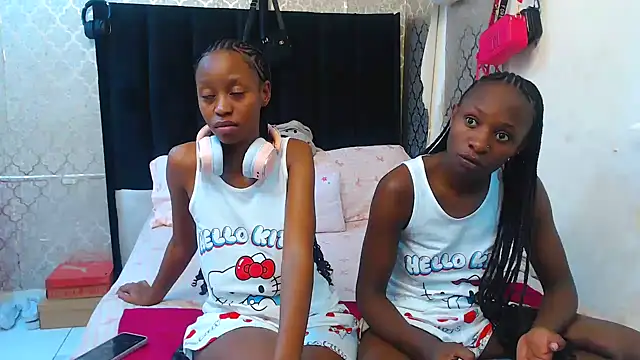 Snapshot of SexyPetitex25 chatting on 19, 10, 2025 SexyPetitex25 online show from 19, 10, 2025