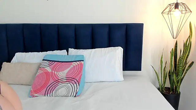 sophieturner mg online show from 5, 12, 2025