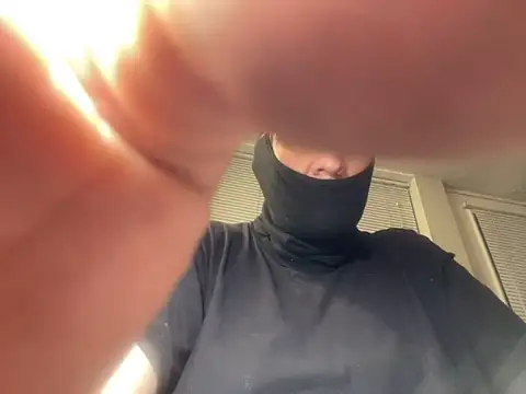 Snapshot of J3tbl4ck chatting on 8, 10, 2025 J3tbl4ck online show from 8, 10, 2025