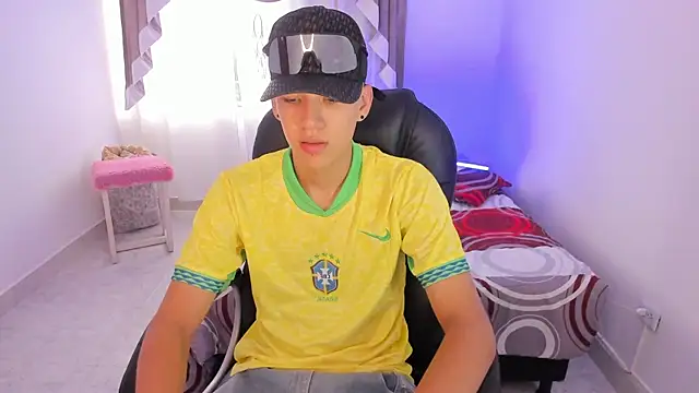 Snapshot of maxthomson_boy chatting on 8, 9, 2025 maxthomson boy online show from 8, 9, 2025