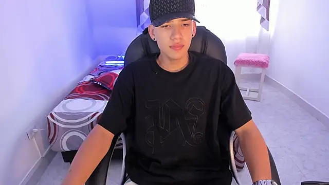 Snapshot of maxthomson_boy chatting on 10, 9, 2025 maxthomson boy online show from 10, 9, 2025