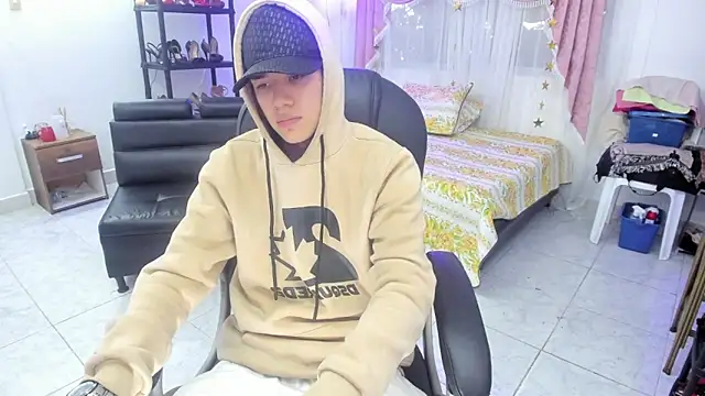 Snapshot of maxthomson_boy chatting on 15, 9, 2025 maxthomson boy online show from 15, 9, 2025