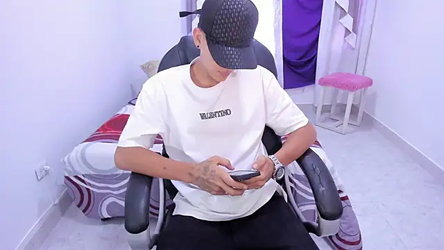 Snapshot of maxthomson_boy chatting on 17, 9, 2025 maxthomson boy online show from 17, 9, 2025