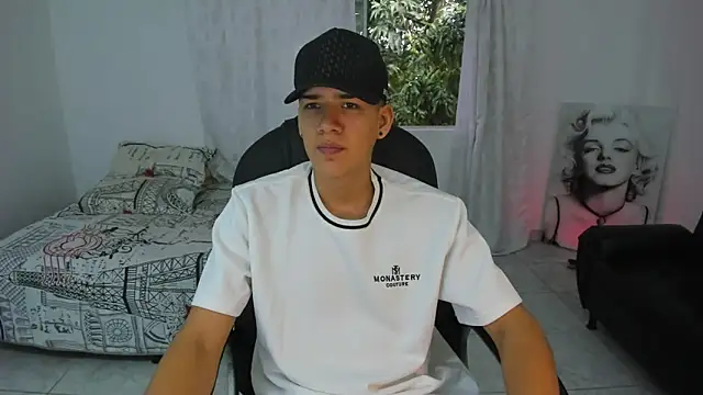 Snapshot of maxthomson_boy chatting on 30, 9, 2025 maxthomson boy online show from 30, 9, 2025