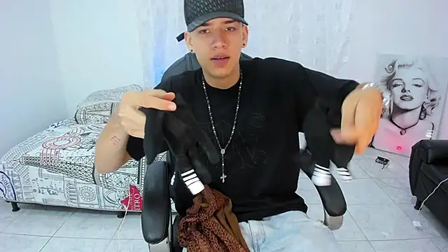 Snapshot of maxthomson_boy chatting on 1, 10, 2025 maxthomson boy online show from 1, 10, 2025