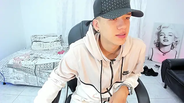 Snapshot of maxthomson_boy chatting on 2, 10, 2025 maxthomson boy online show from 2, 10, 2025