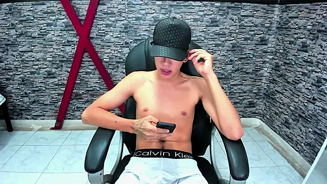 Snapshot of maxthomson_boy chatting on 4, 10, 2025 maxthomson boy online show from 4, 10, 2025