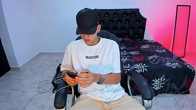 Snapshot of maxthomson_boy chatting on 8, 10, 2025 maxthomson boy online show from 8, 10, 2025