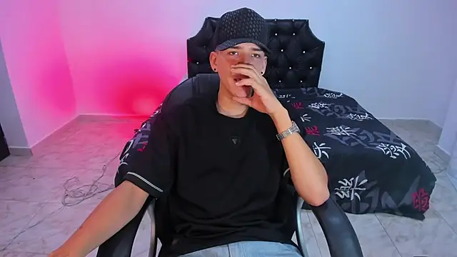 Snapshot of maxthomson_boy chatting on 16, 10, 2025 maxthomson boy online show from 16, 10, 2025