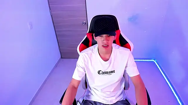 Snapshot of maxthomson_boy chatting on 21, 10, 2025 maxthomson boy online show from 21, 10, 2025