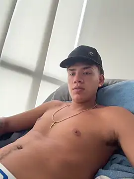 Snapshot of maxthomson_boy chatting on 7, 4, 2026 maxthomson boy online show from 7, 4, 2026