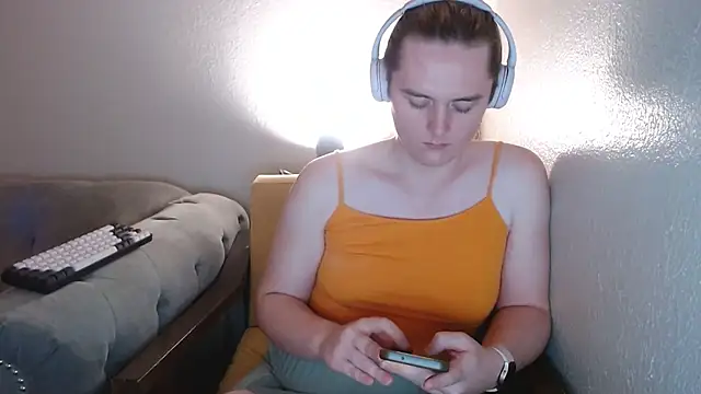 Snapshot of Elliebell chatting on 11, 11, 2025 Elliebell online show from 11, 11, 2025