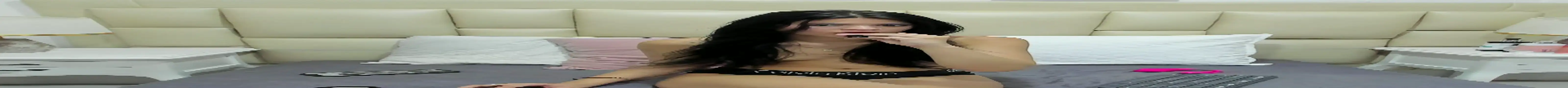 Snapshot of SkinnyGirl_28 chatting on 18, 10, 2025 SkinnyGirl 28 online show from 18, 10, 2025