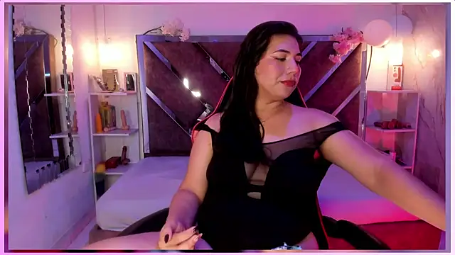 Snapshot of BBWCloe_ chatting on 18, 10, 2025 BBWCloe  online show from 18, 10, 2025