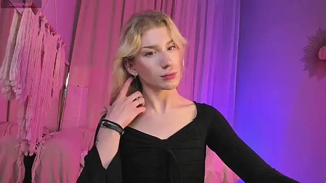 Snapshot of ArianaWest_ chatting on 3, 10, 2025 ArianaWest  online show from 3, 10, 2025