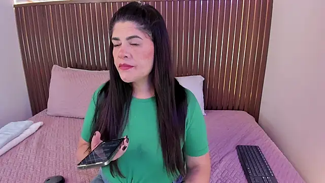 Snapshot of Roxie-NS chatting on 15, 10, 2025 Roxie-NS online show from 15, 10, 2025