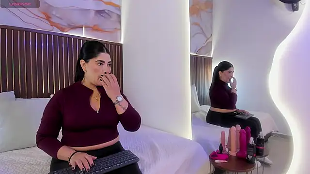 Snapshot of Roxie-NS chatting on 24, 10, 2025 Roxie-NS online show from 24, 10, 2025