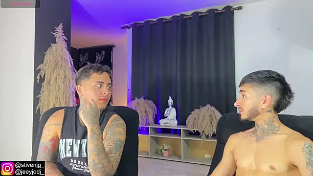 Snapshot of tattoguys_cums chatting on 5, 11, 2025 tattoguys cums online show from 5, 11, 2025