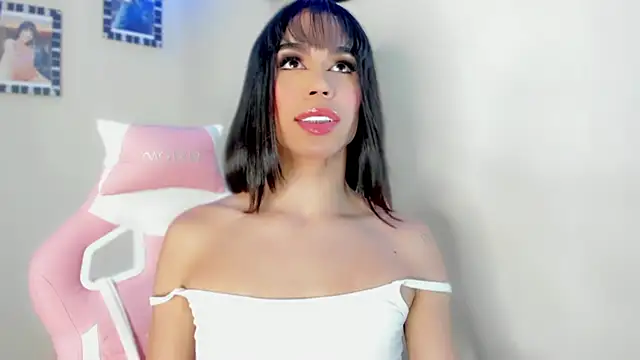Snapshot of Maholly_ chatting on 8, 9, 2025 Maholly online show from 8, 9, 2025