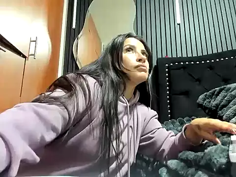 Snapshot of scarletr_red chatting on 21, 10, 2025 scarletr red online show from 21, 10, 2025